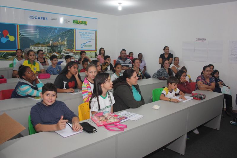 Parceria entre Prefeitura e Uaitec oferece curso de inglês para adultos e crianças.